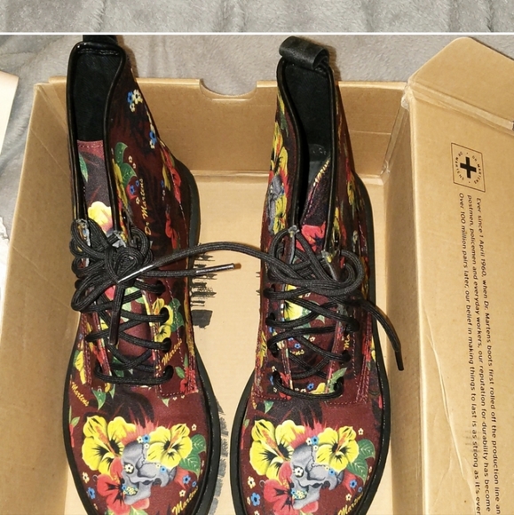 Dr. Martens Shoes - Dr martens Hawaiian punk T canvas boots size 9